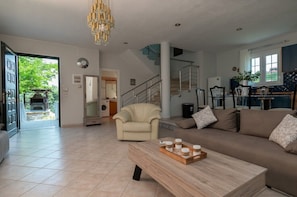 TV, fireplace - Stella Cadente by Rentals Pro - Nea Kallikrateia Halkidiki (Kallikrateia)