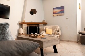 TV, fireplace - Stella Cadente by Rentals Pro - Nea Kallikrateia Halkidiki (Kallikrateia)