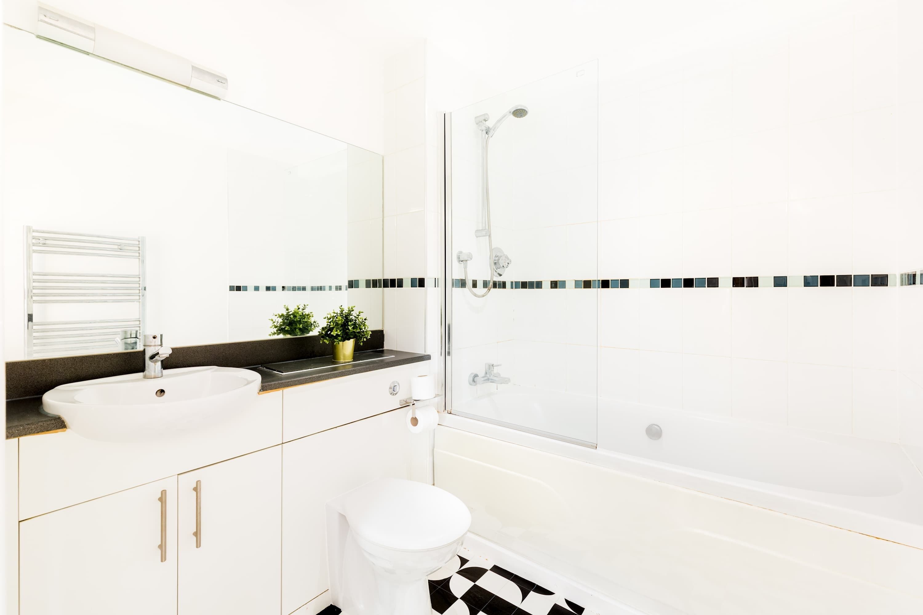 Shower, hair dryer, towels, shampoo