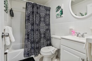 Sèche-cheveux, serviettes fournies, savon, papier toilette
