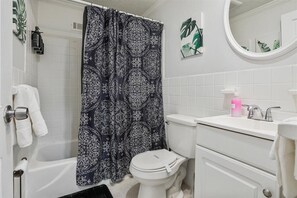 Hair dryer, towels, soap, toilet paper - 15th Floor Cozy Condo - Downtown Atlanta (Atlanta)