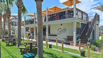 Condo, 1 cama Queen e sofá-cama (Caribbean Dunes 226) | Opções para refeição ao ar livre