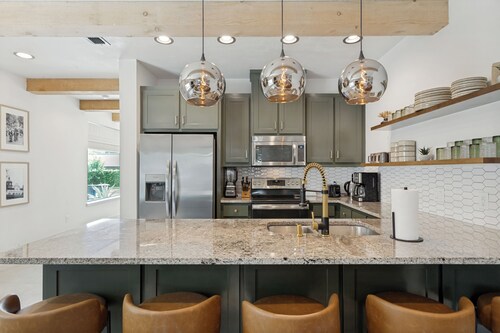 Downtown FW Home with City Views, Rooftop, Hot Tub, Walkable to Local Hot Spots