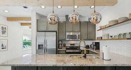 Downtown FW Home with City Views, Rooftop, Hot Tub, Walkable to Local Hot Spots