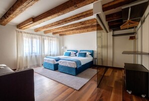 Room - Luxury Canal-View Apartment in Historic Palazzo Near San Marco (Venezia)