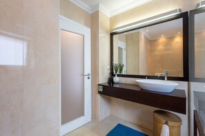 Shower, hair dryer, towels, soap - Vrbo Property (Ferrel)
