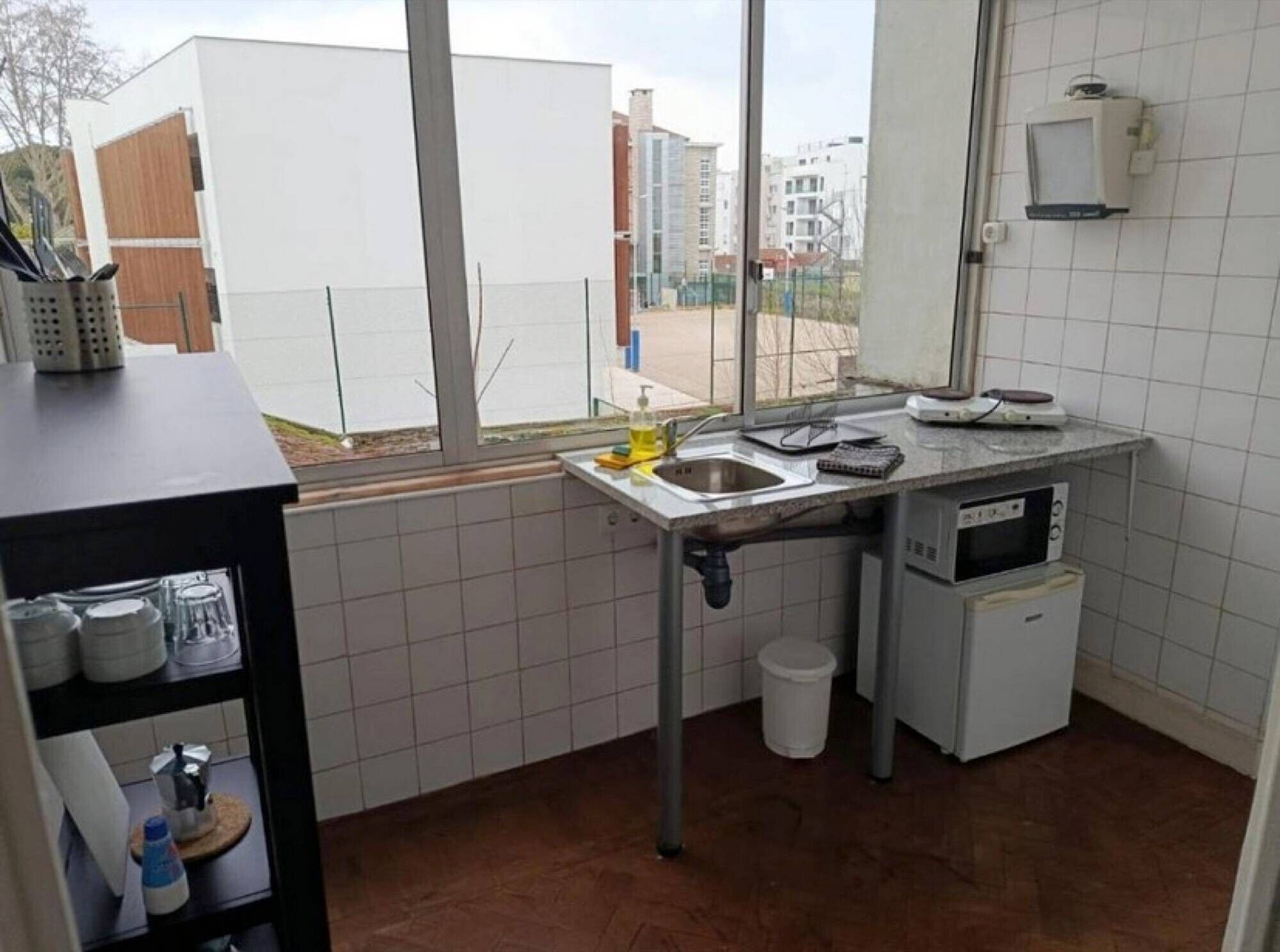 Geladeira, micro-ondas, cooktop, cafeteira/chaleira
