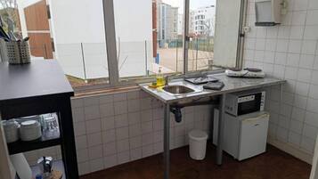 Geladeira, micro-ondas, cooktop, cafeteira/chaleira