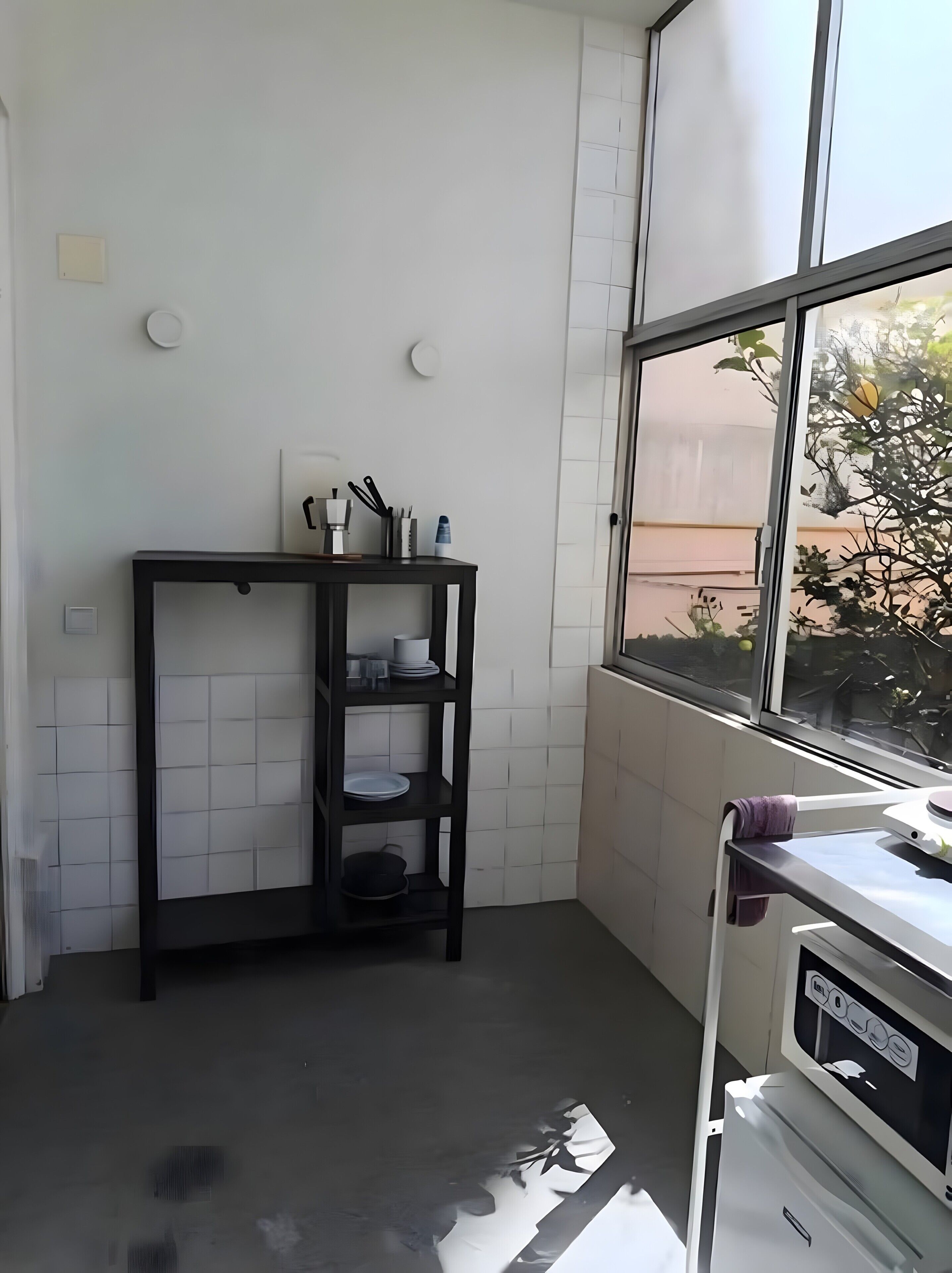 Réfrigérateur, micro-ondes, plaque de cuisson, cafetière/bouilloire