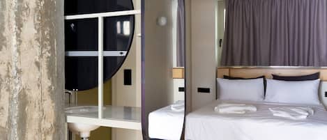 Tabla de planchar con plancha, wifi y ropa de cama