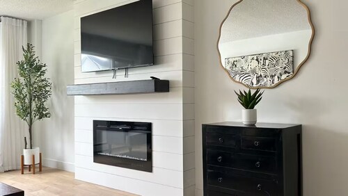 6 minutes to STAMPEDE/ BMO - sleeps 12