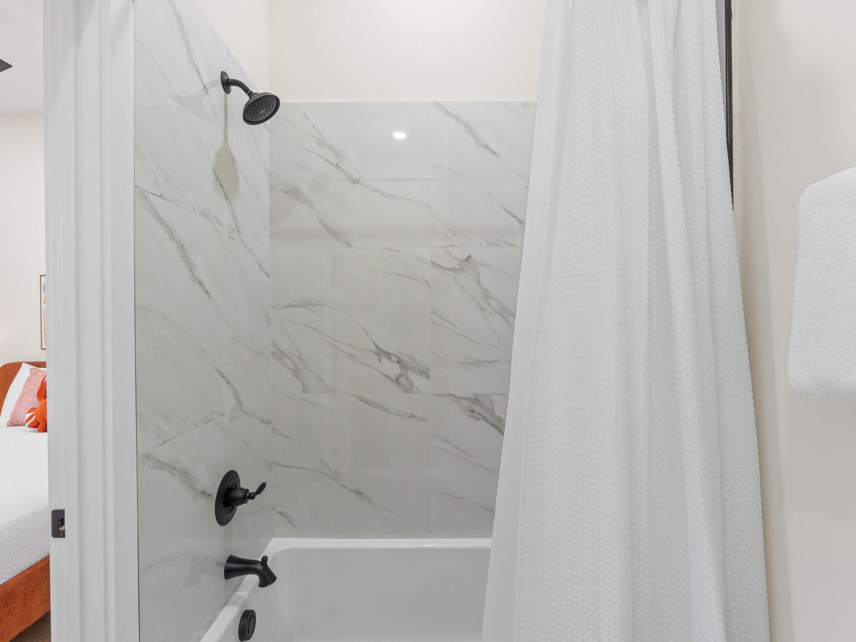 Ein Badezimmer mit Dusche, Badewanne und Toilette.