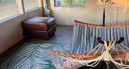 4-bedroom 5 acres lake cottage home in quaint Zolfo Springs with AC & Internet