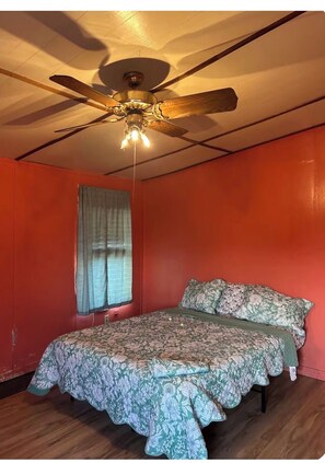 Room - 4-bedroom 5 acres lake cottage home in quaint Zolfo Springs with AC & Internet (Zolfo Springs)
