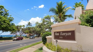 Placa de rua com a inscrição 'Main Banyan 2575', indicando um local.