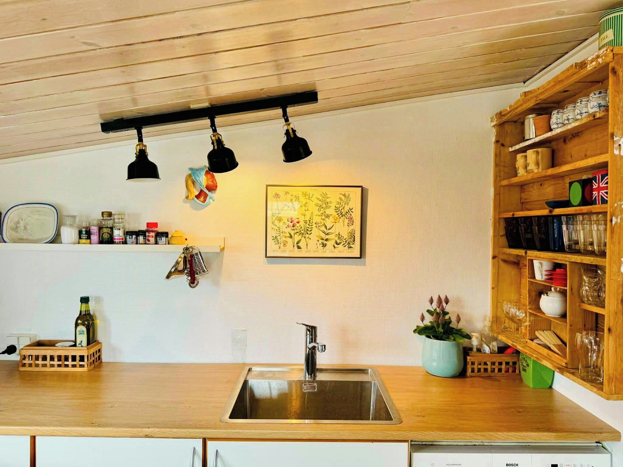 Microwave, oven, dishwasher, coffee/tea maker