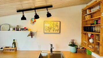 Microwave, oven, dishwasher, coffee/tea maker