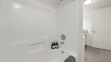 Dusche, Handtücher, Seife, Toilettenpapier