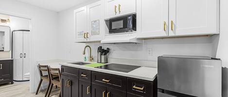 Suite estudio Confort | Cocina privada | Frigobar, microondas, parrilla de estufa y utensilios de cocina