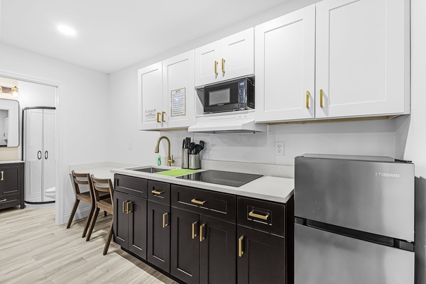 Comfort Studio Suite | Private kitchen | Mini-fridge, microwave, stovetop, cookware/dishes/utensils