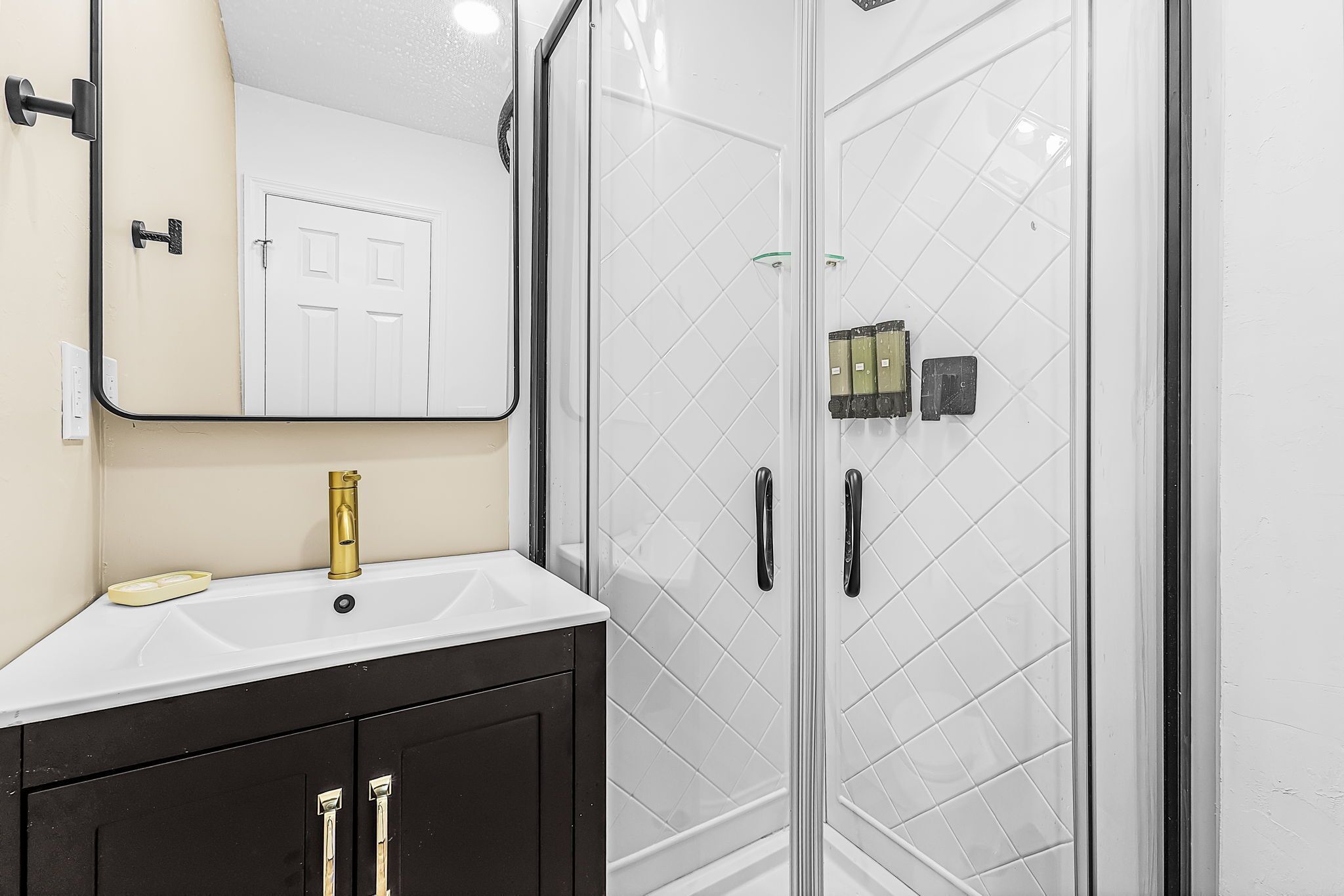 Comfort Studio Suite | Bathroom | Shower, hair dryer, towels, soap