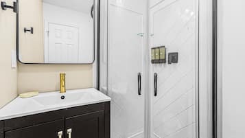Comfort Studio Suite | Bathroom | Shower, hair dryer, towels, soap