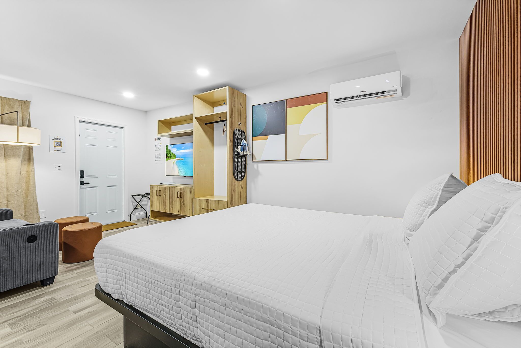 Suite estudio Confort | Caja de seguridad en la habitación y escritorio 