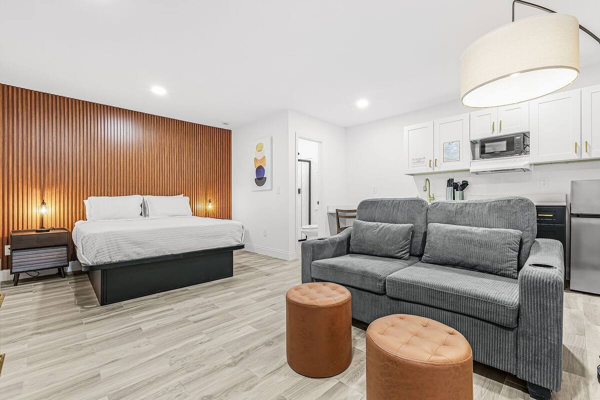 Comfort studio suite | Een kluis op de kamer, een bureau, een strijkplank/strijkijzer