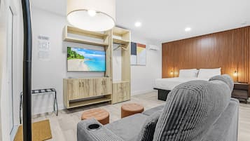 Comfort Studio Suite | In-room safe, desk, laptop workspace, iron/ironing board