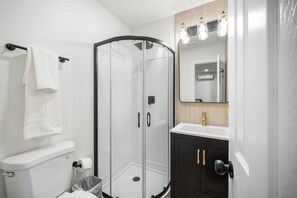 Comfort Studio Suite | Bathroom | Shower, hair dryer, towels, soap