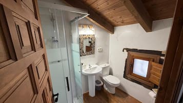 Sèche-cheveux, serviettes fournies, savon, papier toilette