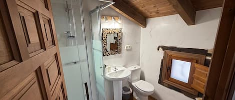 Sèche-cheveux, serviettes fournies, savon, papier toilette