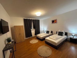 Tabla de planchar con plancha, wifi, ropa de cama