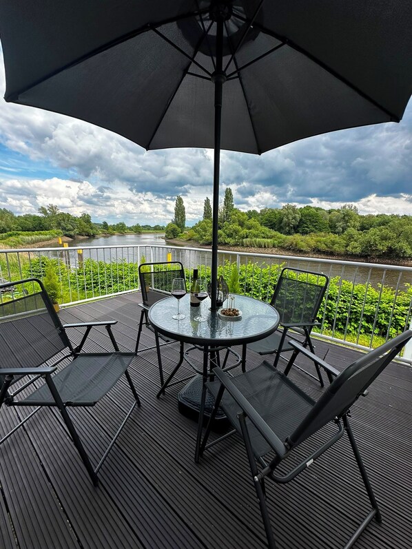 Outdoor dining - Vrbo Property (Bremen)