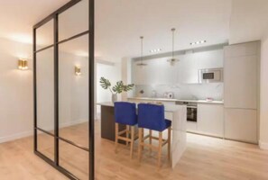 Private kitchen - Stylish 4-Bedroom Apartment in the Heart of Madrid for Up to 10 Guests (Madrid)