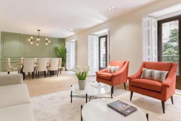 Living area - Stylish 4-Bedroom Apartment in the Heart of Madrid for Up to 10 Guests (Madrid)