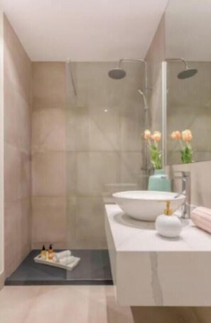 Bathroom - Stylish 4-Bedroom Apartment in the Heart of Madrid for Up to 10 Guests (Madrid)