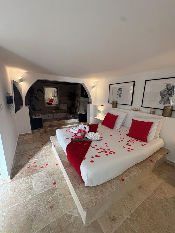 A spacious bedroom with a large bed, a shower area, and a view of the outdoors. - Prestige Suite, Love Suite, Jacuzzi (Codolet)