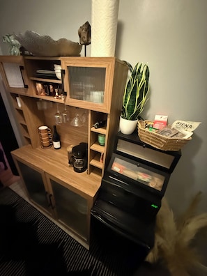 A kitchenette with a coffee maker, wine glasses, a potted plant, and a basket of snacks. - FIFA WORLD CUP Marvelous 2-bedroom house with Kitchenette in charming Arlington (Arlington)