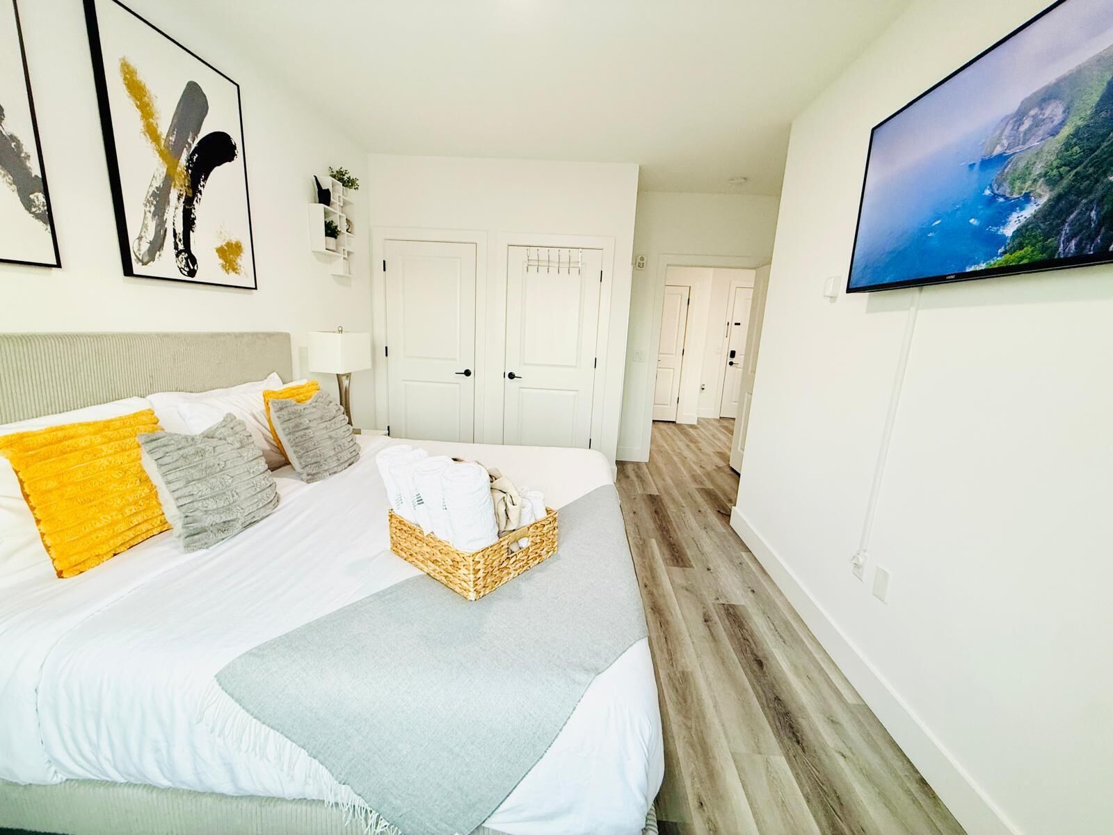 Une chambre d’hôtel avec un lit, une télévision et une vue sur l’océan.