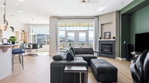Beautiful Mountain & Lake Views/Upper Level Home/King Bed/Sleeps 5