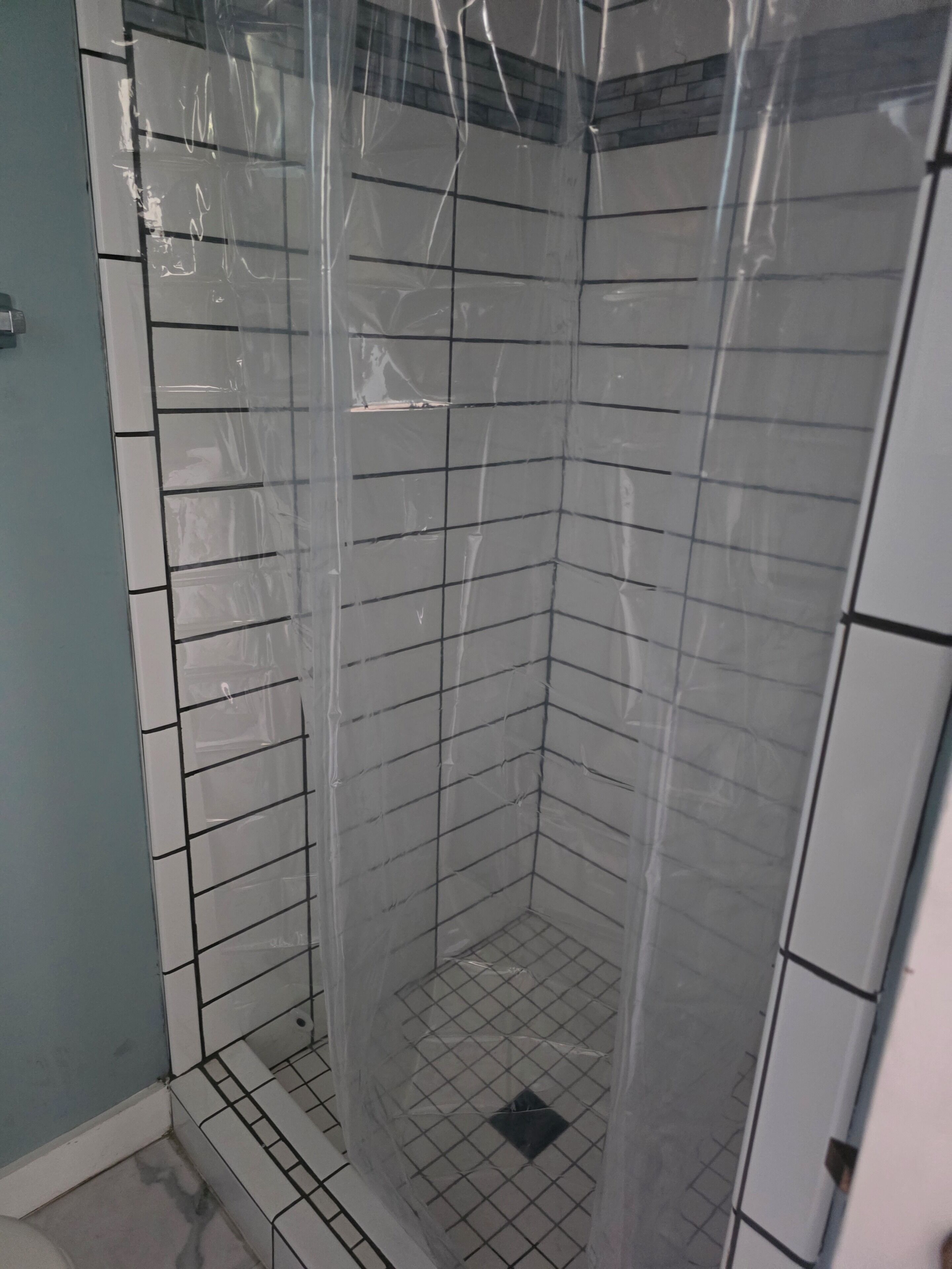 Regadera, toallas, papel de baño 