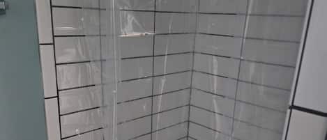 Regadera, toallas, papel de baño