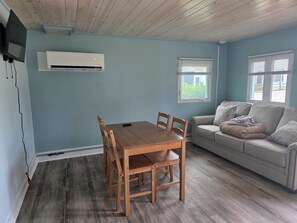 Dining - Delightful 2-bedroom cottage with AC in Ludington (Ludington)