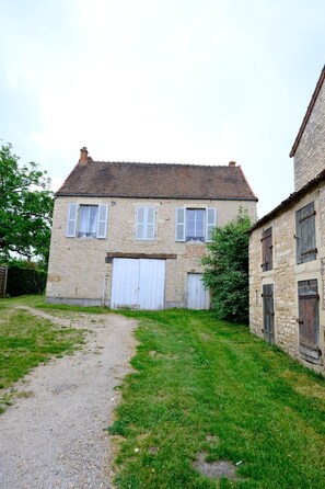 Exterior - La Deminette – Votre Parenthèse Bourguignonne (Demigny)