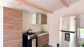 Fridge, oven, stovetop, coffee/tea maker