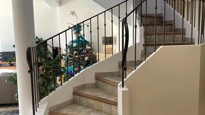 A staircase with a curved design, white walls, and a decorative star on the wall. - Large villa at the foot of Mont Ventoux.  Ideal for families. Heated swimming pool (Mollans-sur-Ouvèze)