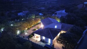 A residential area with houses, a driveway, and a car parked in the foreground. - Large villa at the foot of Mont Ventoux.  Ideal for families. Heated swimming pool (Mollans-sur-Ouvèze)