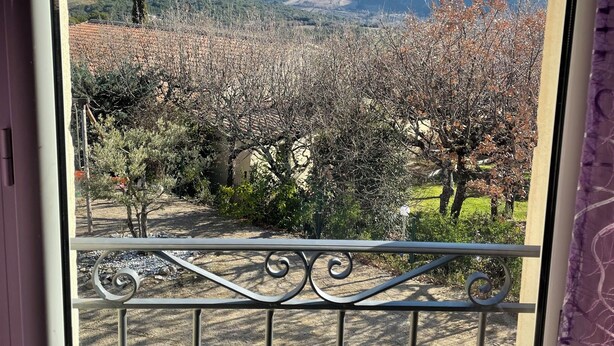 A balcony with a metal railing, a view of a mountainous landscape, and a clear blue sky. - Large villa at the foot of Mont Ventoux.  Ideal for families. Heated swimming pool (Mollans-sur-Ouvèze)
