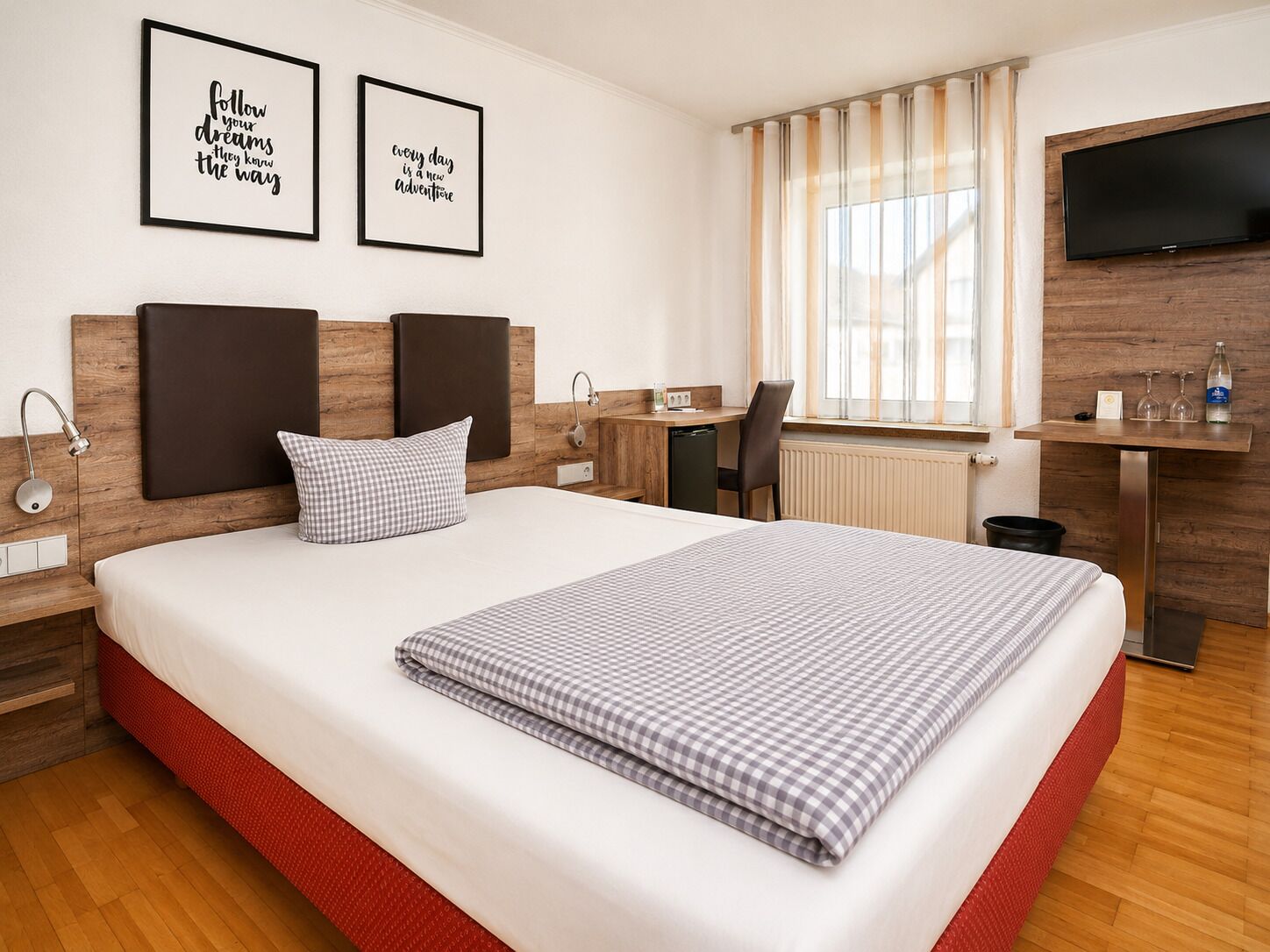 Kamar Double Ekonomi | Meja kerja, ruang kerja ramah laptop, dan Wi-Fi gratis